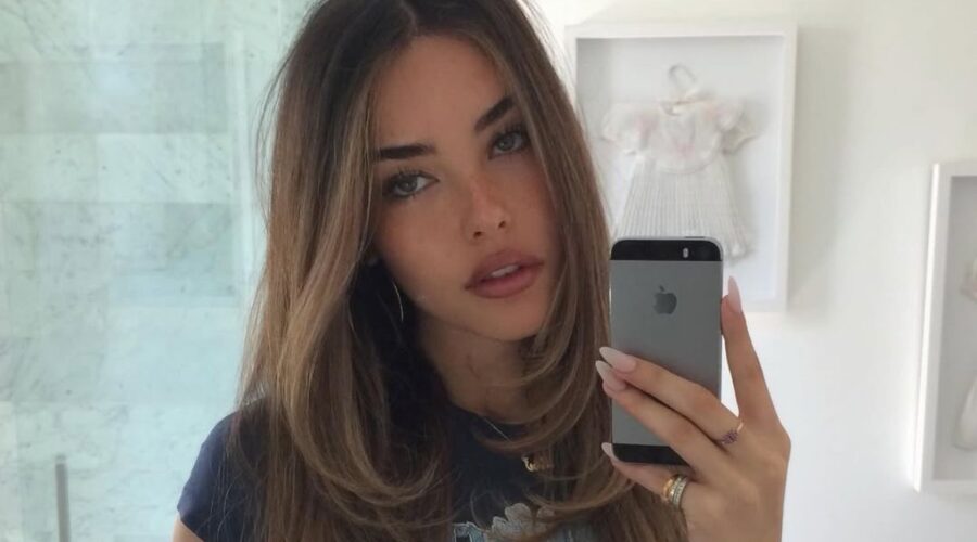Ilustrasi madison beer mini untuk artikel Madison Beer Mini Dress Pink Jadi Sorotan