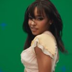 Ilustrasi tinashe micro shorts untuk artikel Tinashe micro shorts: Tinashe Kenakan Micro Shorts Sekecil…